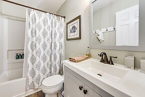 1 Mi to Old Town: Cheerful Bluffton Townhome!