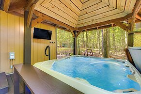 Kayaks & Hot Tub: Pine Bear' Pocono Lake Cabin
