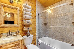 Kayaks & Hot Tub: Pine Bear' Pocono Lake Cabin