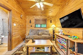 Kayaks & Hot Tub: Pine Bear' Pocono Lake Cabin