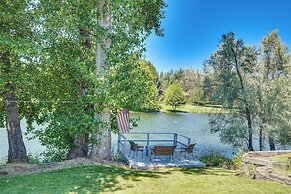 Waterfront Shady Cove Home w/ Fishing Deck!