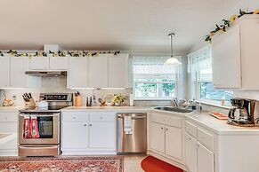 Waterfront Shady Cove Home w/ Fishing Deck!