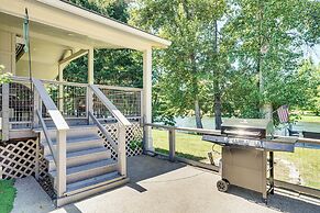 Waterfront Shady Cove Home w/ Fishing Deck!