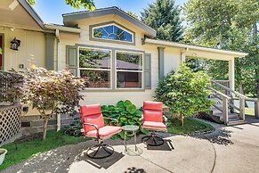 Waterfront Shady Cove Home w/ Fishing Deck!