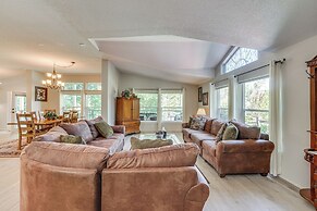 Waterfront Shady Cove Home w/ Fishing Deck!