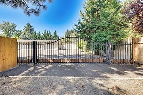 Waterfront Shady Cove Home w/ Fishing Deck!