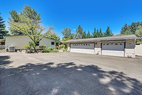 Waterfront Shady Cove Home w/ Fishing Deck!