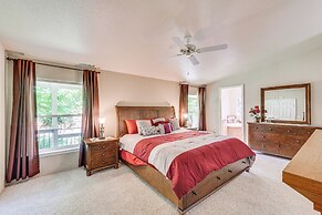 Waterfront Shady Cove Home w/ Fishing Deck!