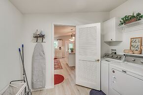 Waterfront Shady Cove Home w/ Fishing Deck!