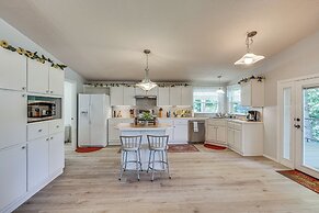 Waterfront Shady Cove Home w/ Fishing Deck!