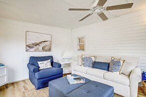 Breezy Ocean Pines Cottage w/ Patio & Pool Access!