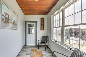 Updated New Kensington Home w/ Deck: 22 Mi to Pgh!