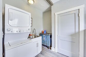 Updated New Kensington Home w/ Deck: 22 Mi to Pgh!