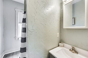 Updated New Kensington Home w/ Deck: 22 Mi to Pgh!