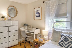 Charming Cape Cod Cottage: 4 Mi to Bristol Beach!