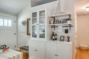 Charming Cape Cod Cottage: 4 Mi to Bristol Beach!