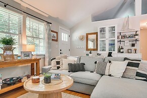 Charming Cape Cod Cottage: 4 Mi to Bristol Beach!