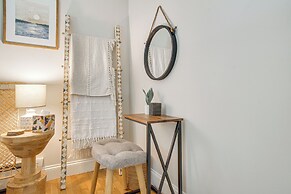 Charming Cape Cod Cottage: 4 Mi to Bristol Beach!