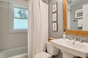 Charming Cape Cod Cottage: 4 Mi to Bristol Beach!