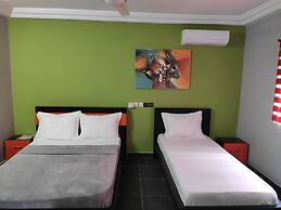 Room in Guest Room - Deluxe Twin Beds in Royal Blue Guest House and Ba