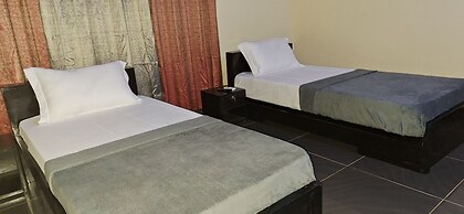 Room in Guest Room - Deluxe Twin Beds in Royal Blue Guest House and Ba