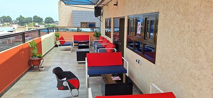 Room in Guest Room - Deluxe Twin Beds in Royal Blue Guest House and Ba