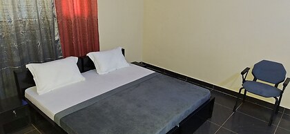 Room in Guest Room - Deluxe Twin Beds in Royal Blue Guest House and Ba