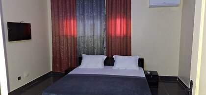 Room in Guest Room - Deluxe Twin Beds in Royal Blue Guest House and Ba