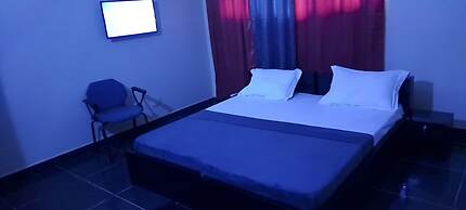 Room in Guest Room - Deluxe Twin Beds in Royal Blue Guest House and Ba