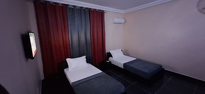 Room in Guest Room - Deluxe Twin Beds in Royal Blue Guest House and Ba