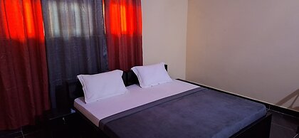 Room in Guest Room - Deluxe Twin Beds in Royal Blue Guest House and Ba