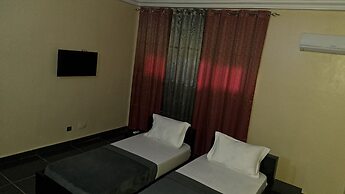 Room in Guest Room - Deluxe Twin Beds in Royal Blue Guest House and Ba