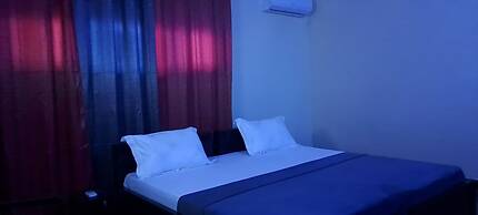 Room in Guest Room - Deluxe Twin Beds in Royal Blue Guest House and Ba