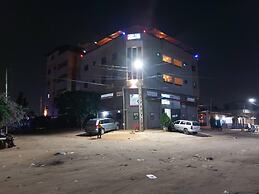 Room in Guest Room - Deluxe Twin Beds in Royal Blue Guest House and Ba