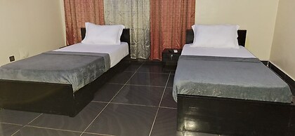 Room in Guest Room - Deluxe Twin Beds in Royal Blue Guest House and Ba