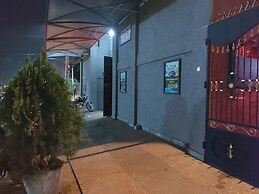 Room in Guest Room - Deluxe Twin Beds in Royal Blue Guest House and Ba