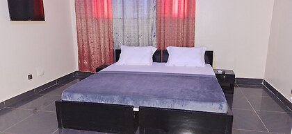 Room in Guest Room - Deluxe Twin Beds in Royal Blue Guest House and Ba