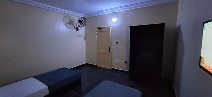 Room in Guest Room - Deluxe Twin Beds in Royal Blue Guest House and Ba