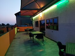 Room in Guest Room - Deluxe Twin Beds in Royal Blue Guest House and Ba