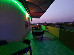 Room in Guest Room - Deluxe Twin Beds in Royal Blue Guest House and Ba