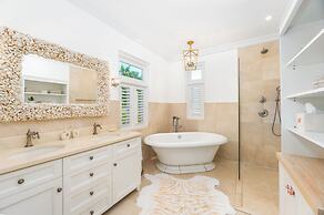 Waterfalls - 6 bed Peaceful and Secure Luxury