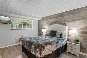 Modern 2br Condo in the Smokys!