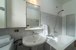 Scarlet Apartment with Garden