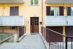 Scarlet Apartment with Garden