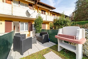 Scarlet Apartment with Garden