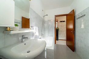 Scarlet Apartment with Garden