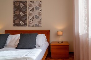 Scarlet Apartment with Garden