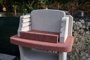 Scarlet Apartment with Garden