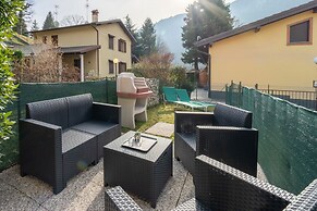 Scarlet Apartment with Garden