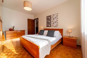 Scarlet Apartment with Garden